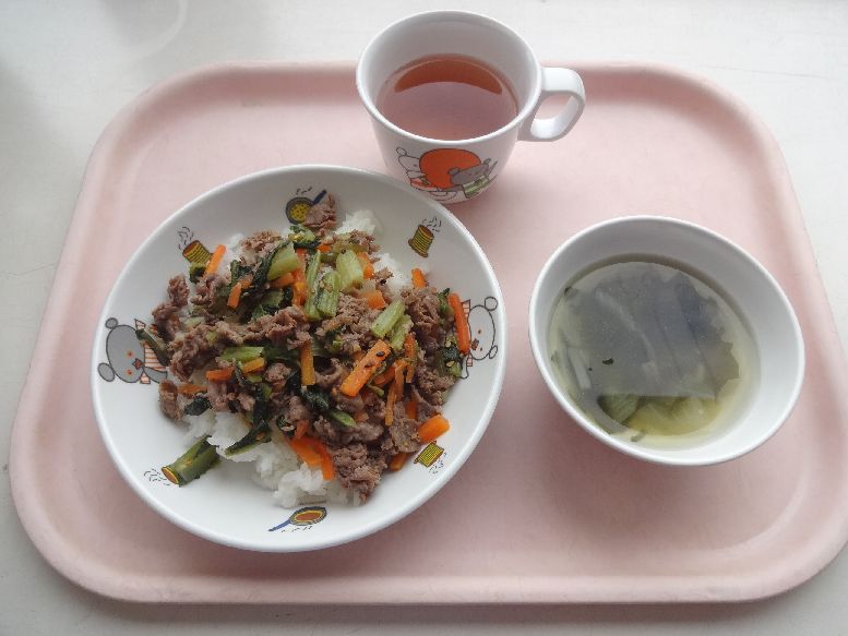 こども園の給食「<span>ビビンバ風ごはん わかめスープ</span>」