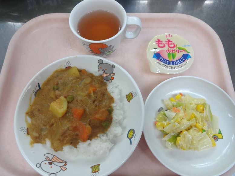 こども園の給食「<span>ミンチカレー コーンサラダ ピーチゼリー</span>」