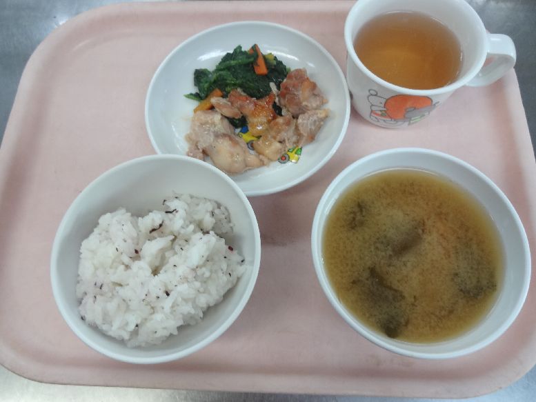 こども園の給食「<span>ゆかりご飯 鶏の照り焼き ほうれん草のかつお和え 味噌汁</span>」