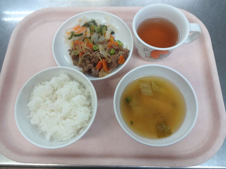 こども園の給食「<span>ご飯 牛肉のしぐれ煮 三色なます 味噌汁</span>」