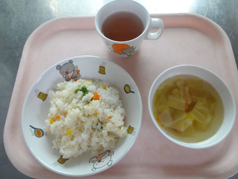 こども園の給食「<span>コンソメライス 野菜スープ</span>」