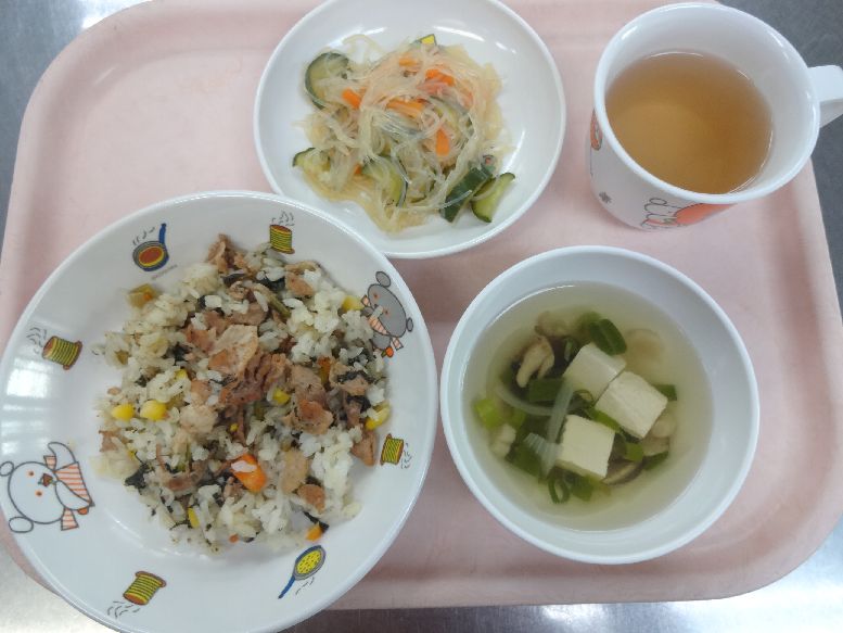 こども園の給食「<span>小松菜チャーハン 春雨の酢の物 中華スープ</span>」
