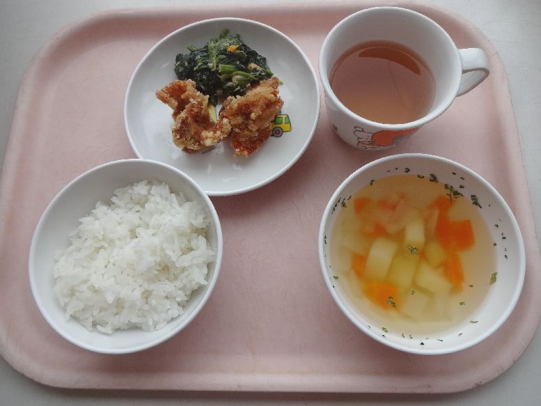 こども園の給食「<span>ご飯 鶏の唐揚げ ポパイサラダ コンソメスープ</span>」