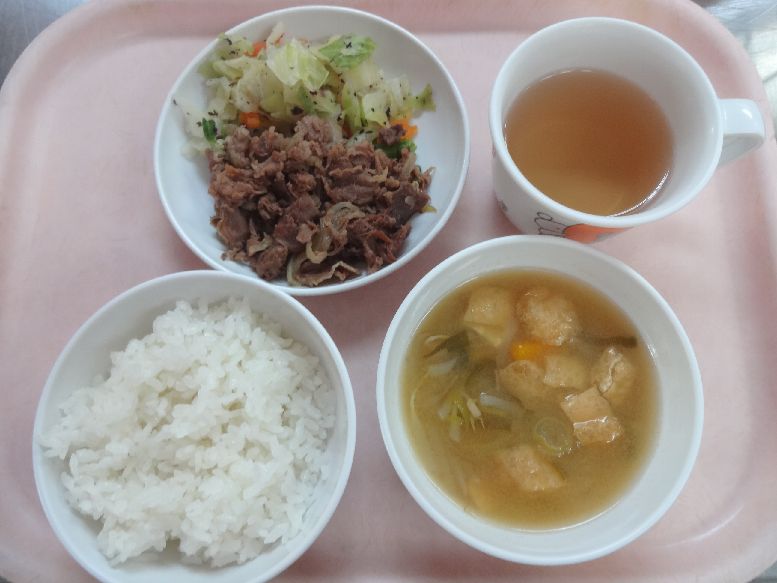 こども園の給食「<span>ご飯 牛肉の甘辛煮 キャベツのゆかり和え 味噌汁</span>」