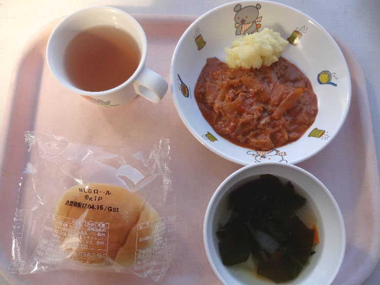 こども園の給食「<span>ロールパン ビーフストロガノフ ロシア風マッシュポテト コンソメスープ</span>」