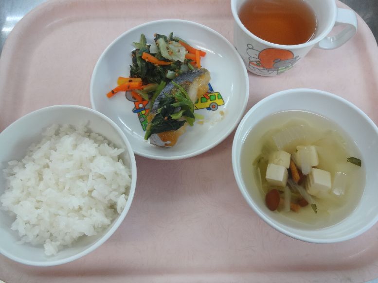 こども園の給食「<span>ご飯 さわらのみそ焼き 青梗菜のごま和え すまし汁</span>」