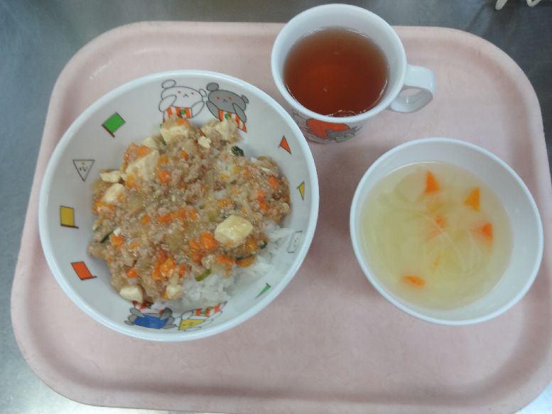 こども園の給食「<span>マーボー丼 春雨スープ</span>」