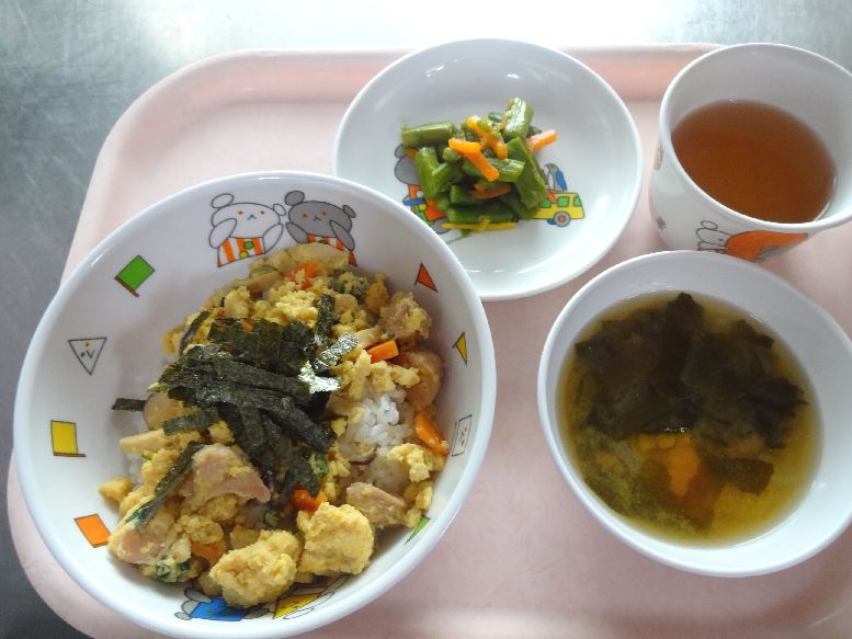 こども園の給食「<span>鶏肉と高野の卵とじ丼 アスパラの和え物 味噌汁</span>」