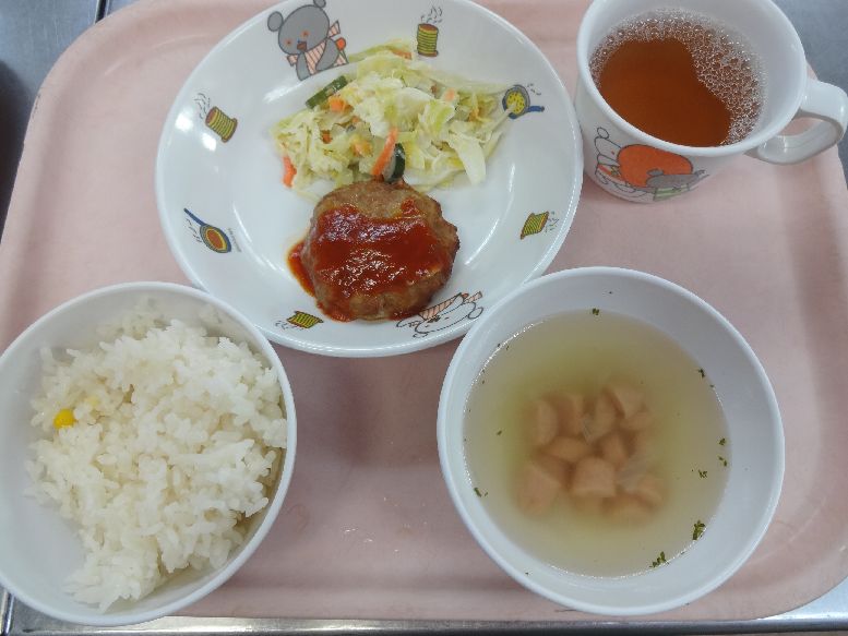 こども園の給食「<span>コーンライス ハンバーグ コールスローサラダ ウインナースープ</span>」