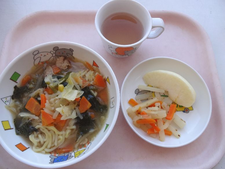 こども園の給食「<span>味噌ラーメン 大根ナムル キウイ</span>」
