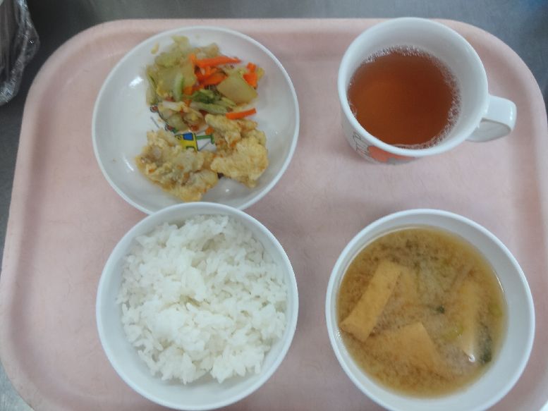 こども園の給食「<span>ご飯 白身魚の天ぷら 白菜の梅和え 味噌汁</span>」