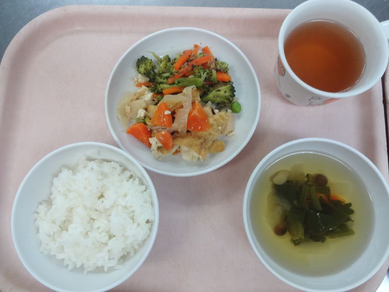 こども園の給食「<span>ご飯 ジャージャン豆腐 ブロッコリーのかつお和え すまし汁</span>」