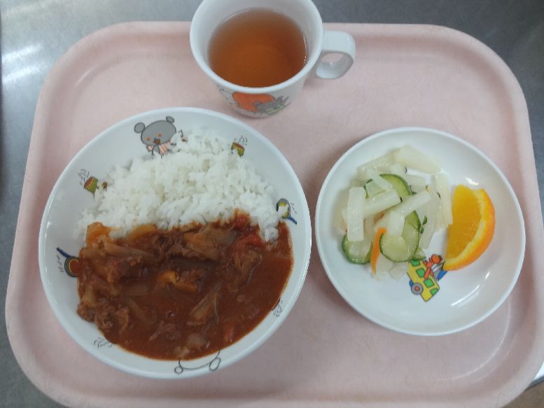 こども園の給食「<span>ハヤシライス 大根サラダ オレンジ</span>」