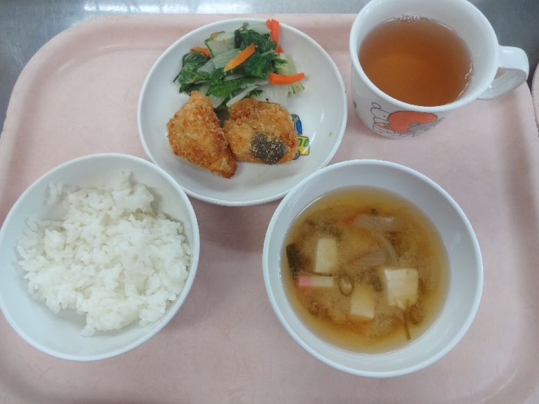 こども園の給食「<span>ご飯 白身魚のフライ しろ菜のごま和え 味噌汁</span>」