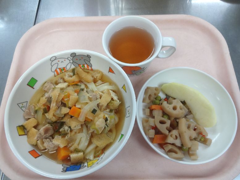 こども園の給食「<span>五目うどん レンコンの煮物 りんご</span>」