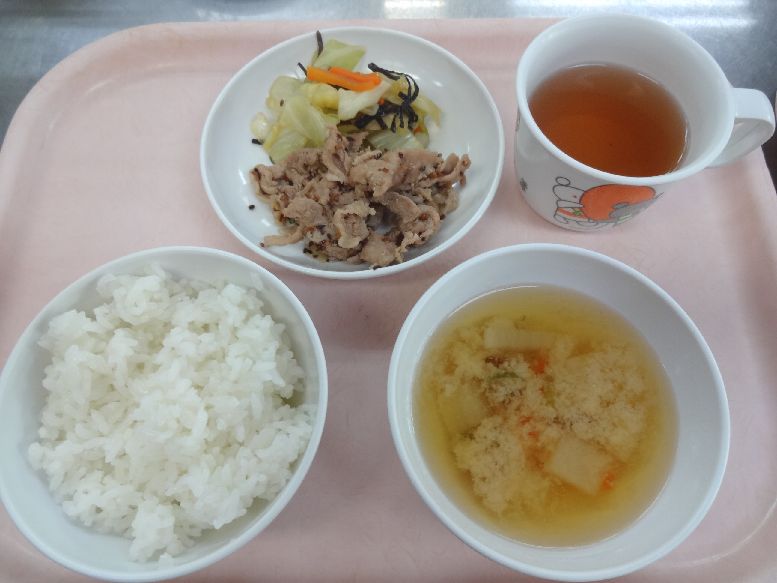 こども園の給食「<span>ご飯 豚のごまだれ焼き キャベツの昆布和え 味噌汁</span>」
