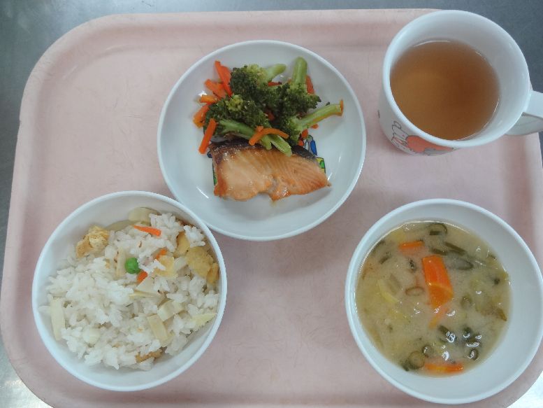 こども園の給食「<span>たけのこご飯 鮭の照り焼き ブロッコリーのごま和え 味噌汁</span>」