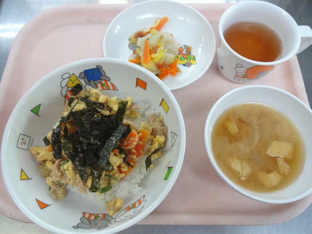 こども園の給食「<span>他人丼 白菜の梅和え 味噌汁 </span>」
