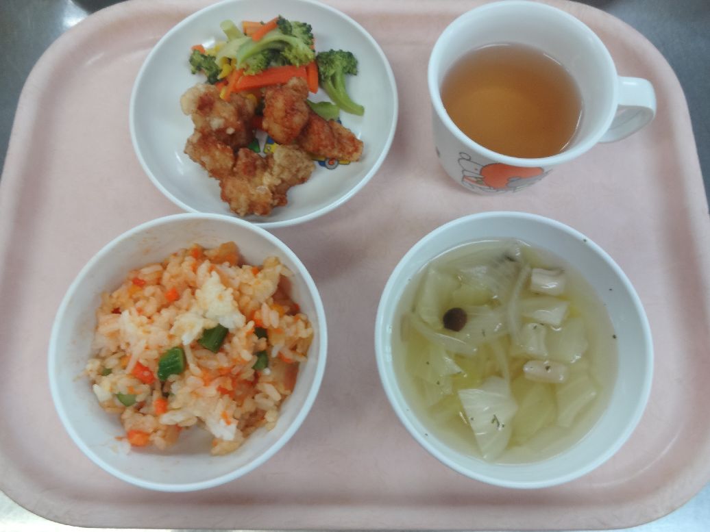 こども園の給食「<span>ケチャップライス 鶏の唐揚げ ブロッコリーサラダ コンソメスープ</span>」