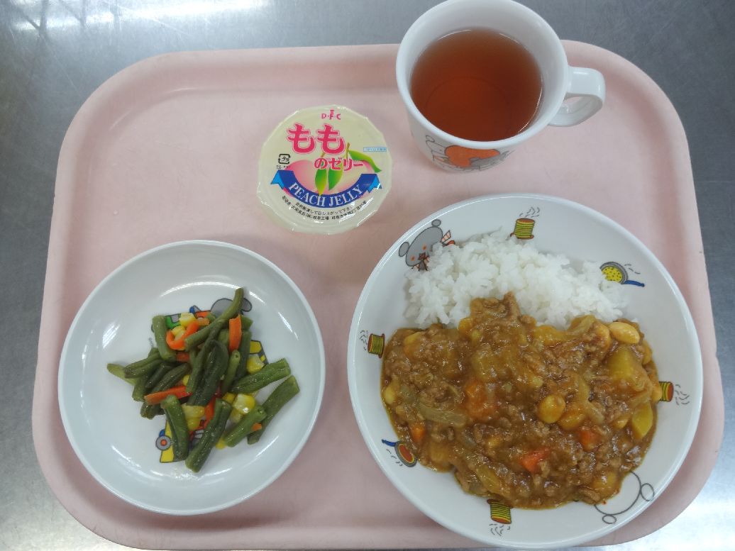こども園の給食「<span>大豆カレー インゲンのサラダ ピーチゼリー</span>」