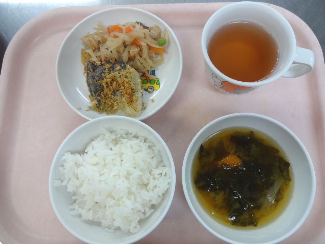 こども園の給食「<span>ご飯 ホキのパン粉焼き 切干大根の煮物 味噌汁</span>」