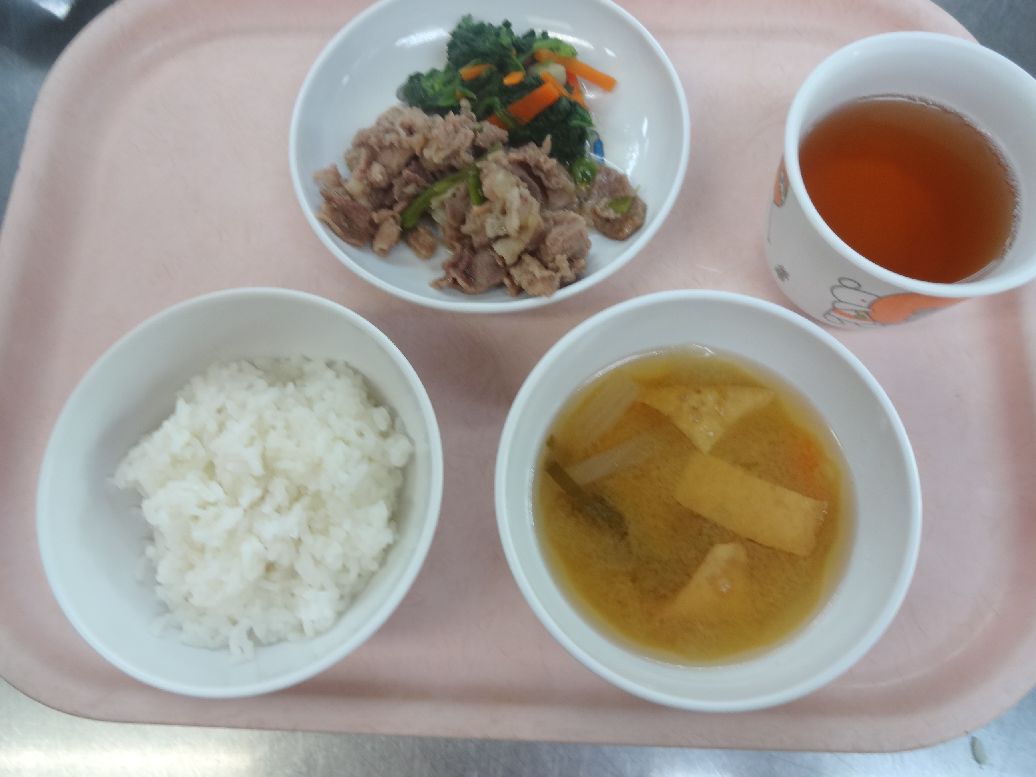 こども園の給食「<span>ご飯 豚肉の甘辛煮 ほうれん草の和え物 味噌汁</span>」