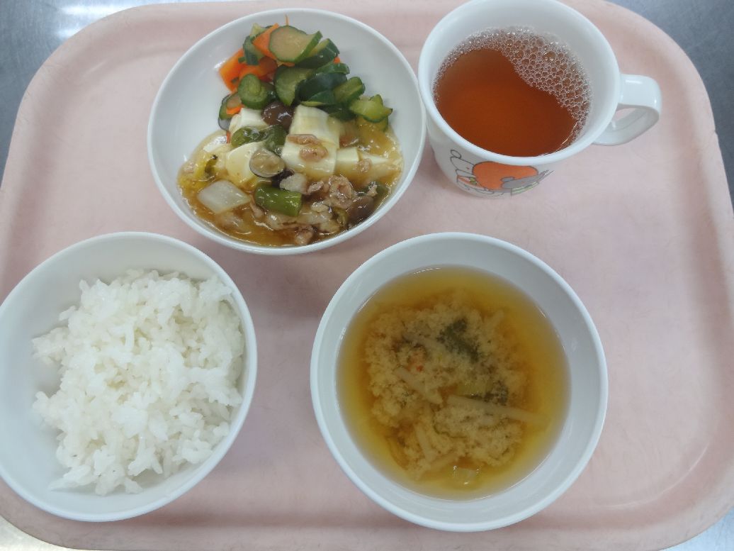 こども園の給食「<span>ご飯 豆腐の野菜あんかけ きゅうりのポン酢和え 味噌汁</span>」