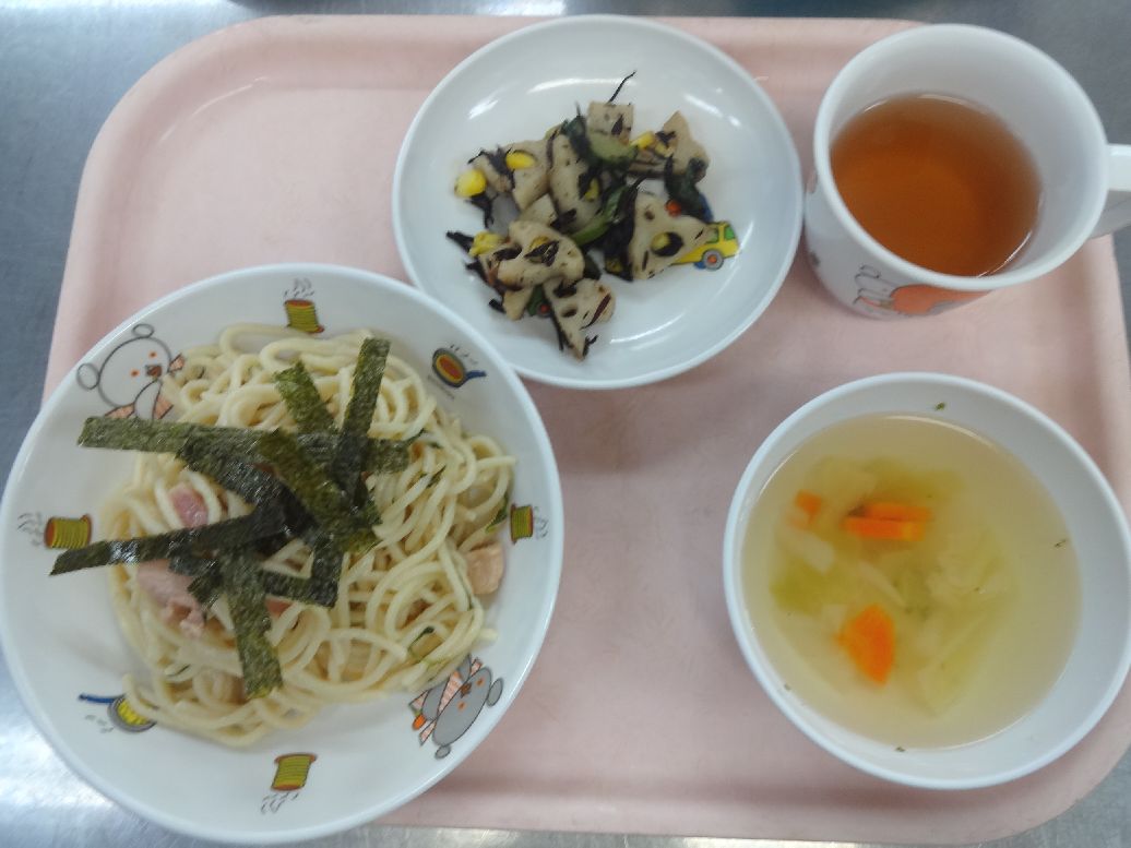 こども園の給食「<span>和風スパゲティー レンコンとひじきの梅サラダ コンソメスープ</span>」