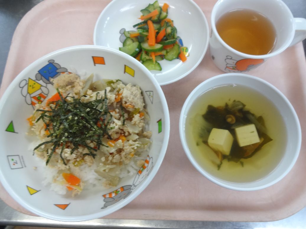 こども園の給食「<span>甘味噌とりごぼう丼 きゅうりの和え物 すまし汁</span>」