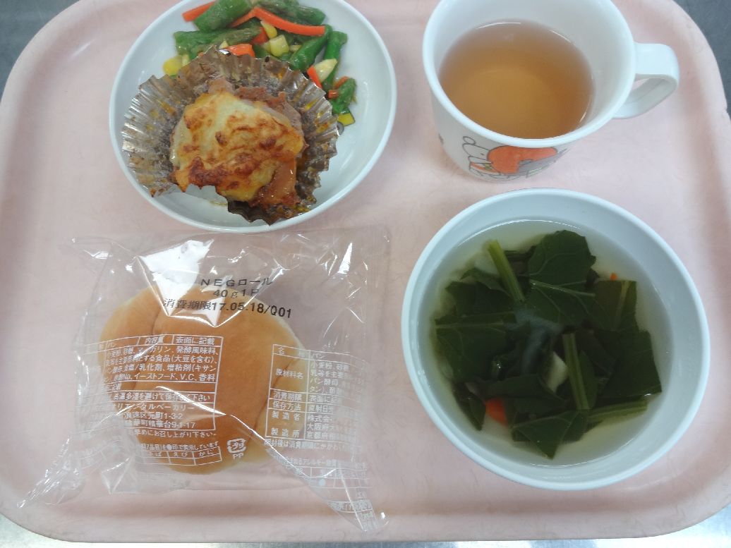 こども園の給食「<span>ロールパン コテージパイ アスパラのサラダ 野菜スープ</span>」