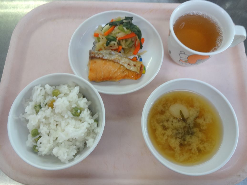こども園の給食「<span>えんどうご飯 鮭の照り焼き 切干大根と青菜の和え物 味噌汁</span>」