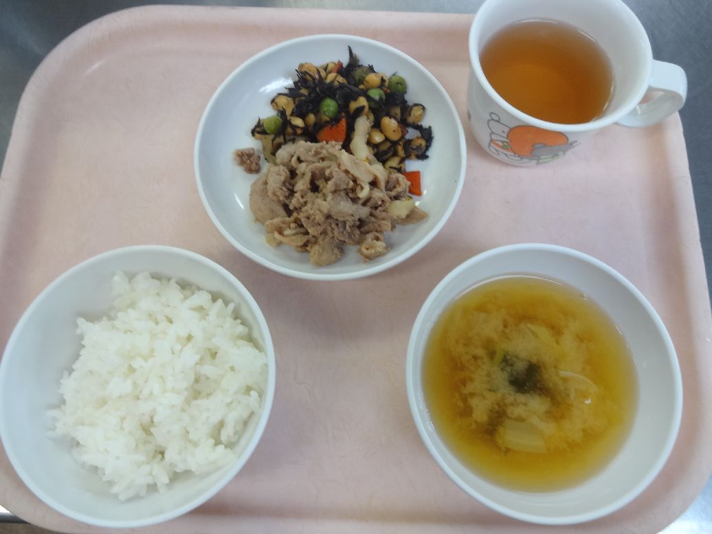 こども園の給食「<span>ご飯 豚肉のマーマレード焼き ひじきの五目炒り煮 味噌汁</span>」