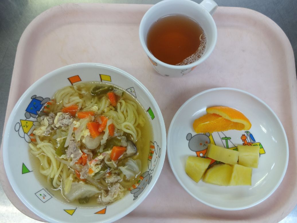 こども園の給食「<span>五目野菜ラーメン さつま芋のレモン煮 オレンジ</span>」