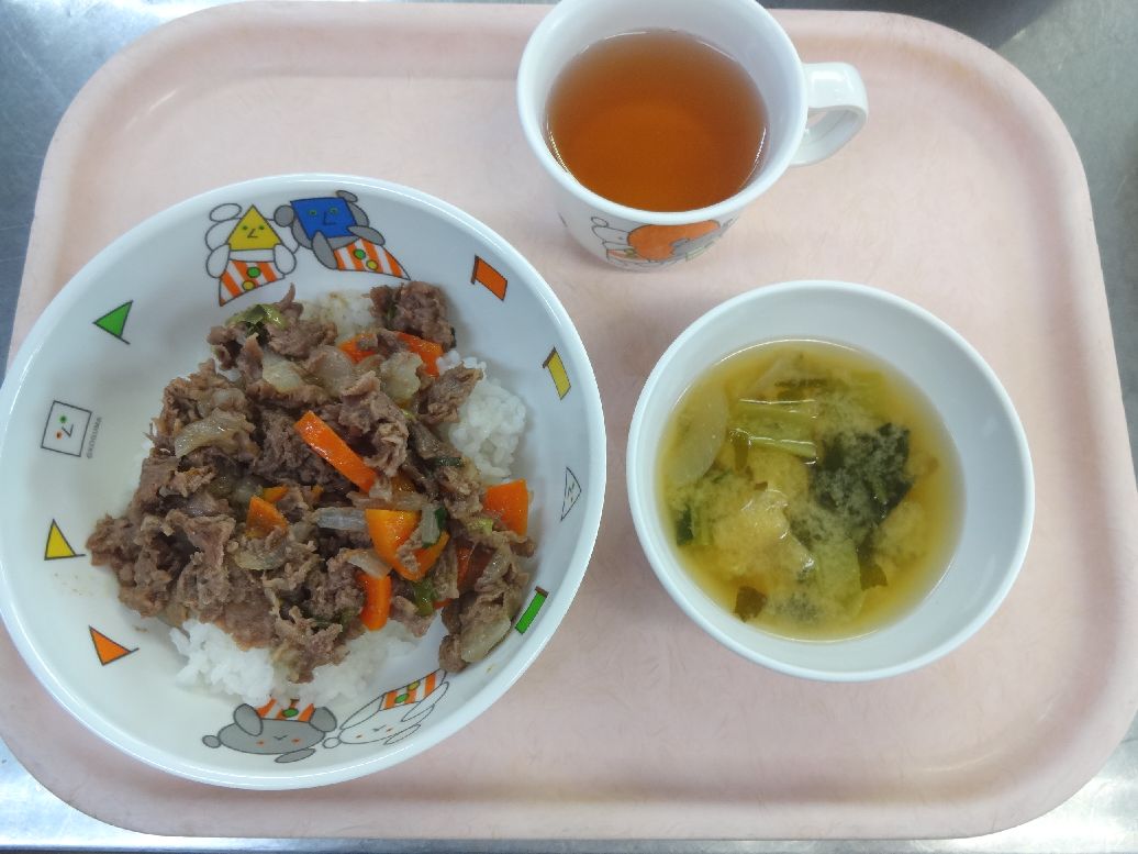 こども園の給食「<span>牛丼 具だくさん味噌汁</span>」