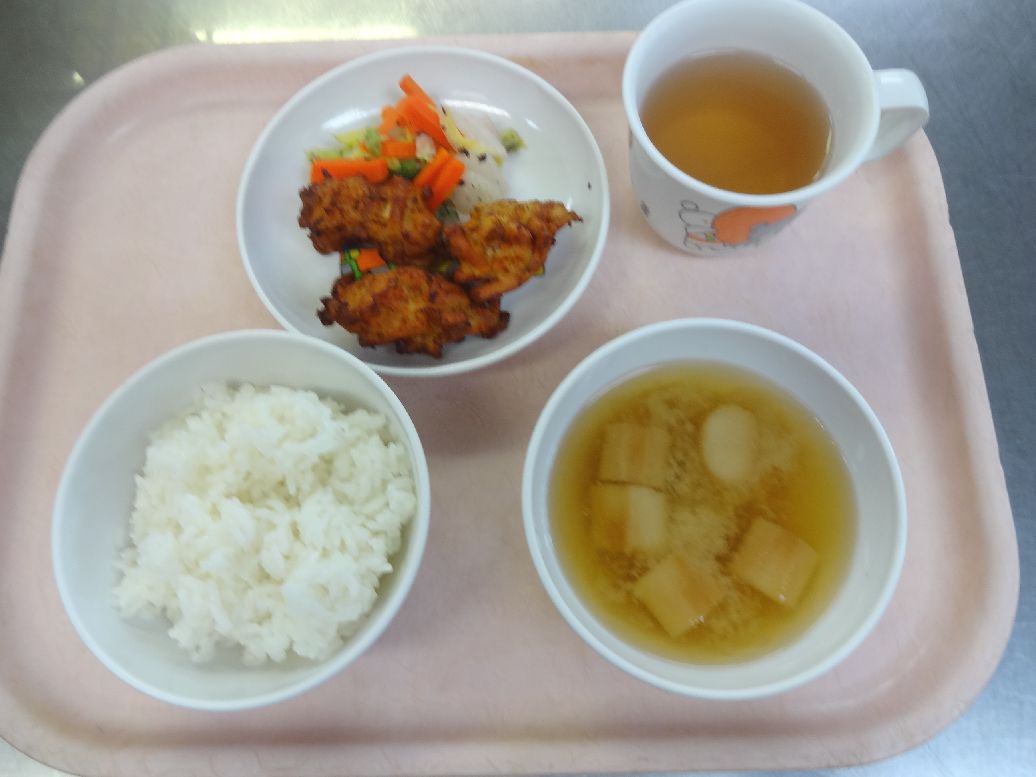 こども園の給食「<span>ご飯 高野豆腐のナゲット 白菜のゆかり和え 味噌汁</span>」