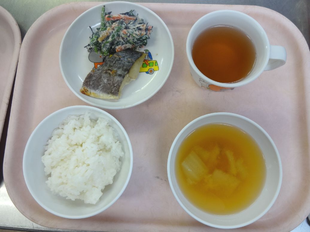 こども園の給食「<span>ご飯 さわらの塩焼き ほうれん草の白和え 味噌汁</span>」