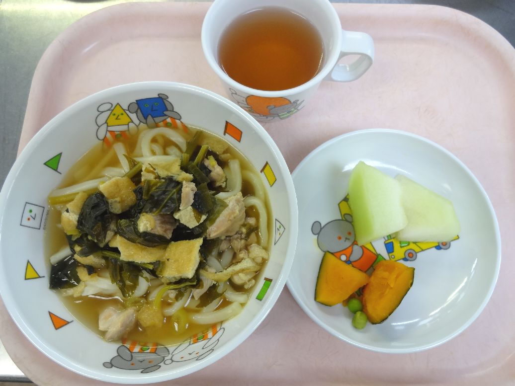 こども園の給食「<span>きつね若布うどん かぼちゃの煮物 ハネジューメロン</span>」