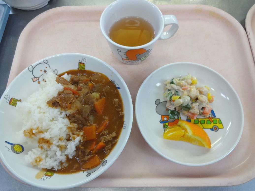 こども園の給食「<span>ハヤシライス コロコロサラダ オレンジ</span>」