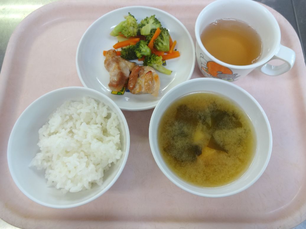 こども園の給食「<span>ご飯 鶏のレモン風味焼き ブロッコリーの和え物 味噌汁</span>」