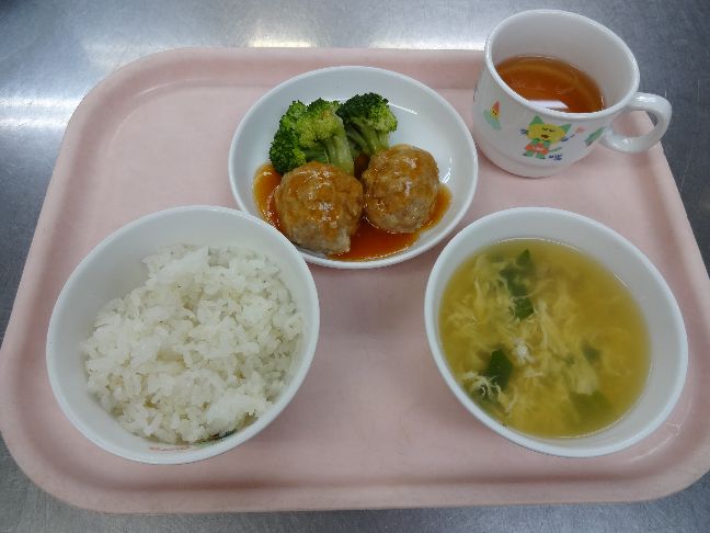 こども園の給食「<span>ごはん 肉団子の甘酢煮 たまごスープ</span>」