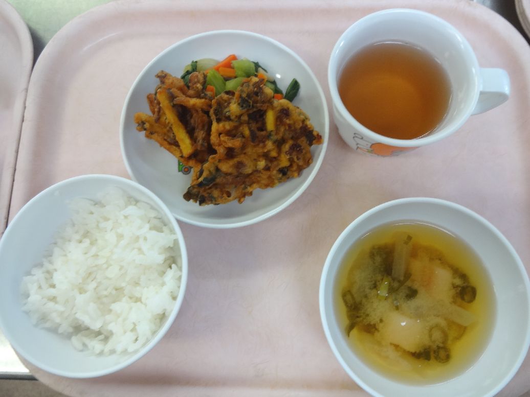 こども園の給食「<span>ご飯 納豆のかき揚げ 青梗菜のお浸し 味噌汁</span>」
