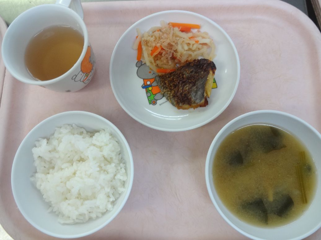 こども園の給食「<span>ご飯 ホキのごまだれ焼き 切干大根の梅かつお和え 味噌汁</span>」