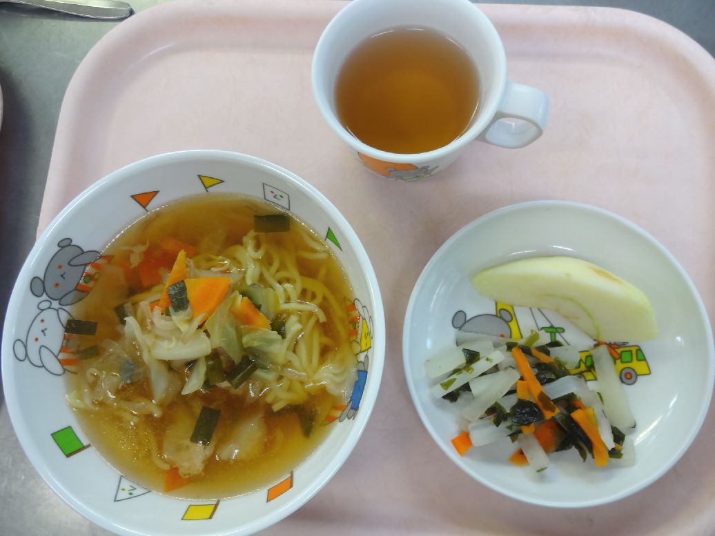 こども園の給食「<span>中華そば 大根の酢の物 りんご</span>」
