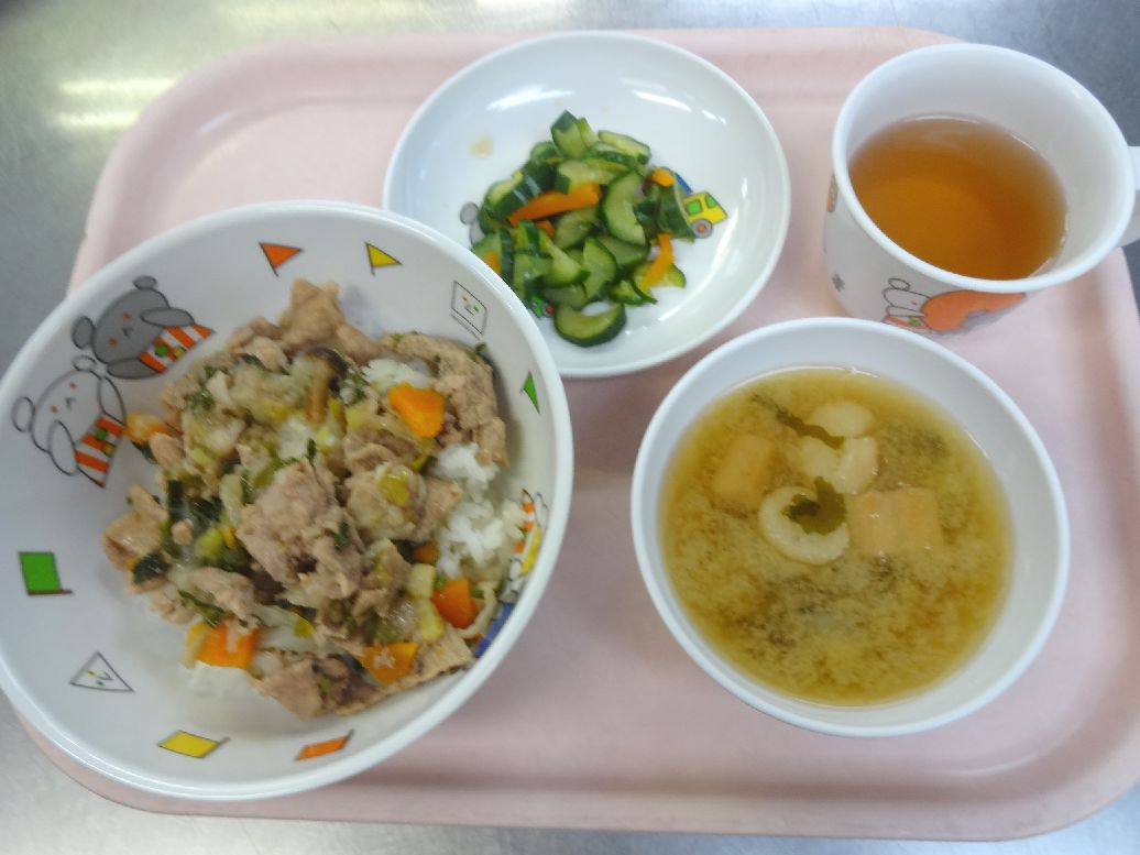 こども園の給食「<span>豚丼 きゅうりの和え物 味噌汁 </span>」