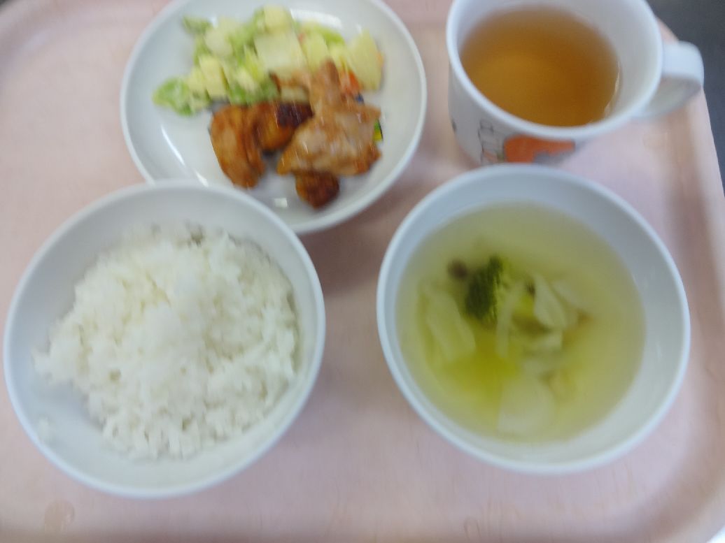 こども園の給食「<span>ご飯 鶏肉のノルウェー風 そらまめのコロコロサラダ コンソメスープ</span>」