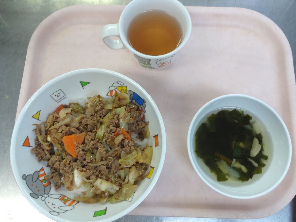 こども園の給食「<span>焼肉丼 わかめスープ</span>」