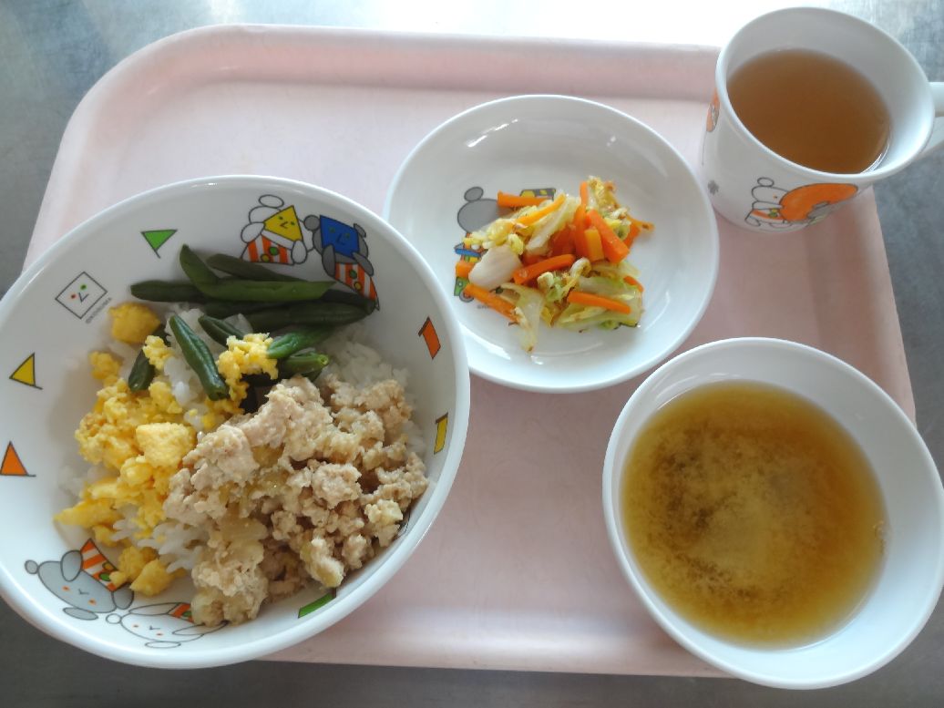 こども園の給食「<span>三色ごはん 白菜のかつお和え 味噌汁</span>」