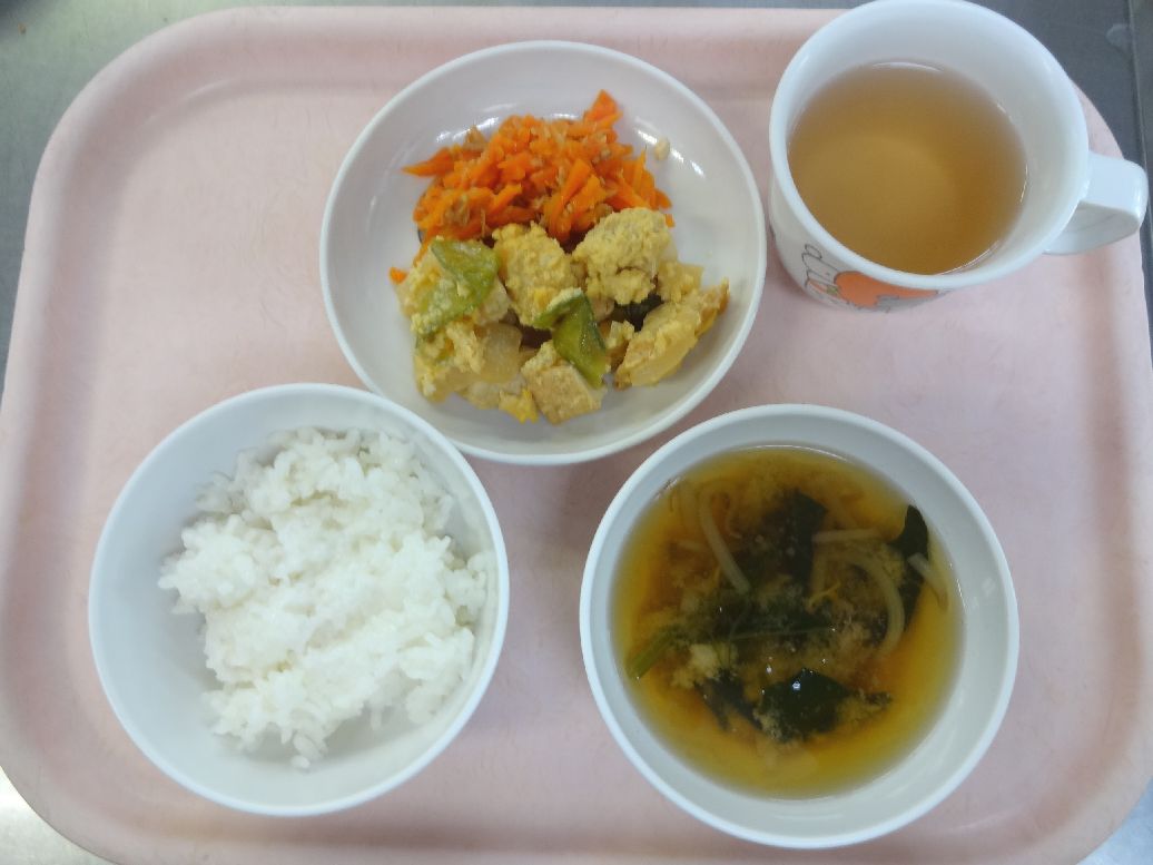 こども園の給食「<span>ご飯 厚揚げの卵とじ にんじんしりしり（郷土料理） 味噌汁</span>」