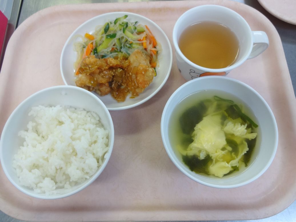 こども園の給食「<span>ご飯 油淋鶏（ユーリンチー） 春雨の酢の物 中華スープ</span>」