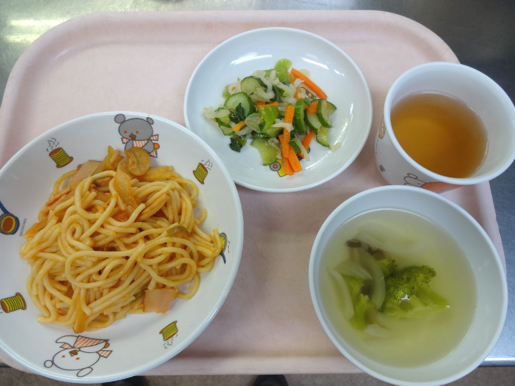 こども園の給食「<span>ナポリタンスパゲティー 千切りサラダ コンソメスープ</span>」